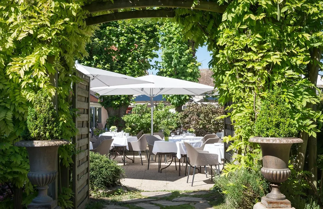 Hôtel Aux Vieux Remparts, The Originals Relais-1